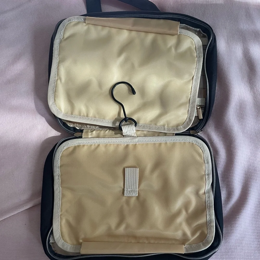 Final Price ❄️ Travel bag with four compartments. Brand new never used. - Picture 4 of 7